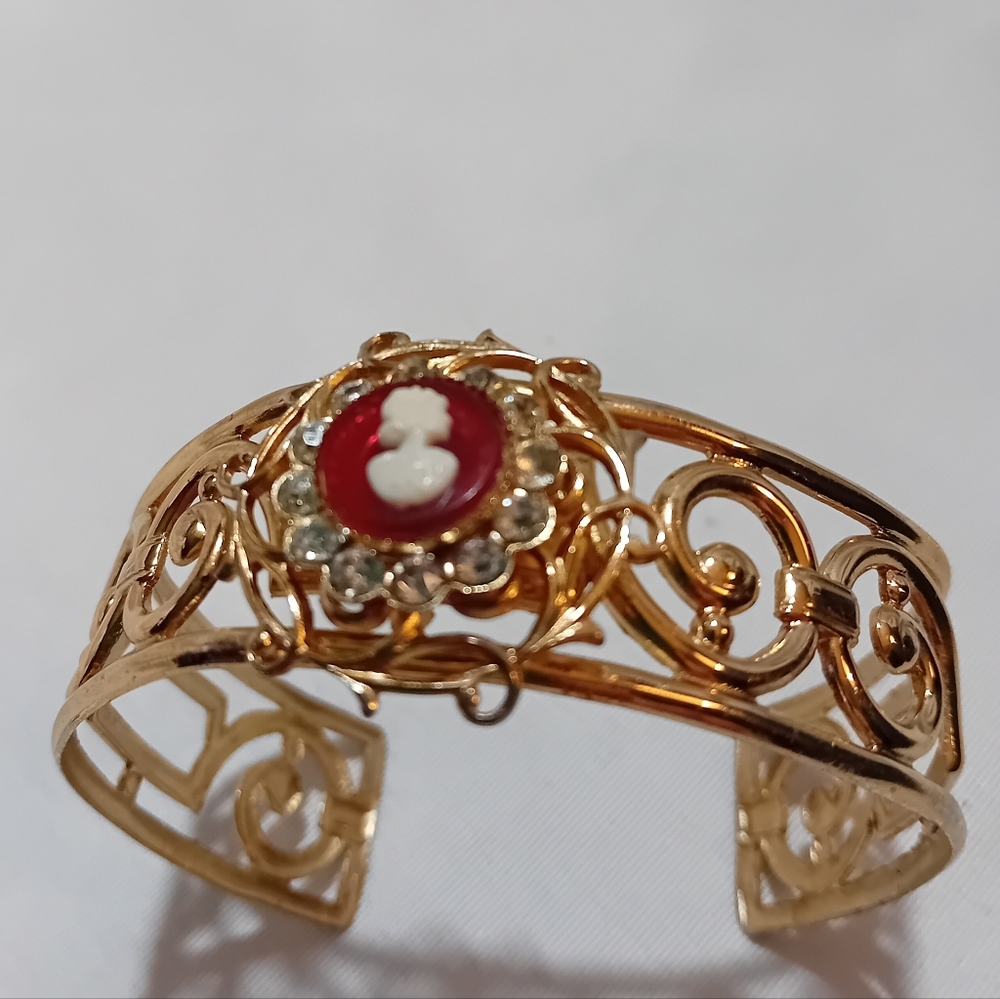 Vintage Coro Gold Cameo Bracelet - Picture 4 of 13